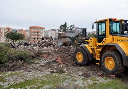 Aliağa'da Metruk Yapılar Yıkılıyor 